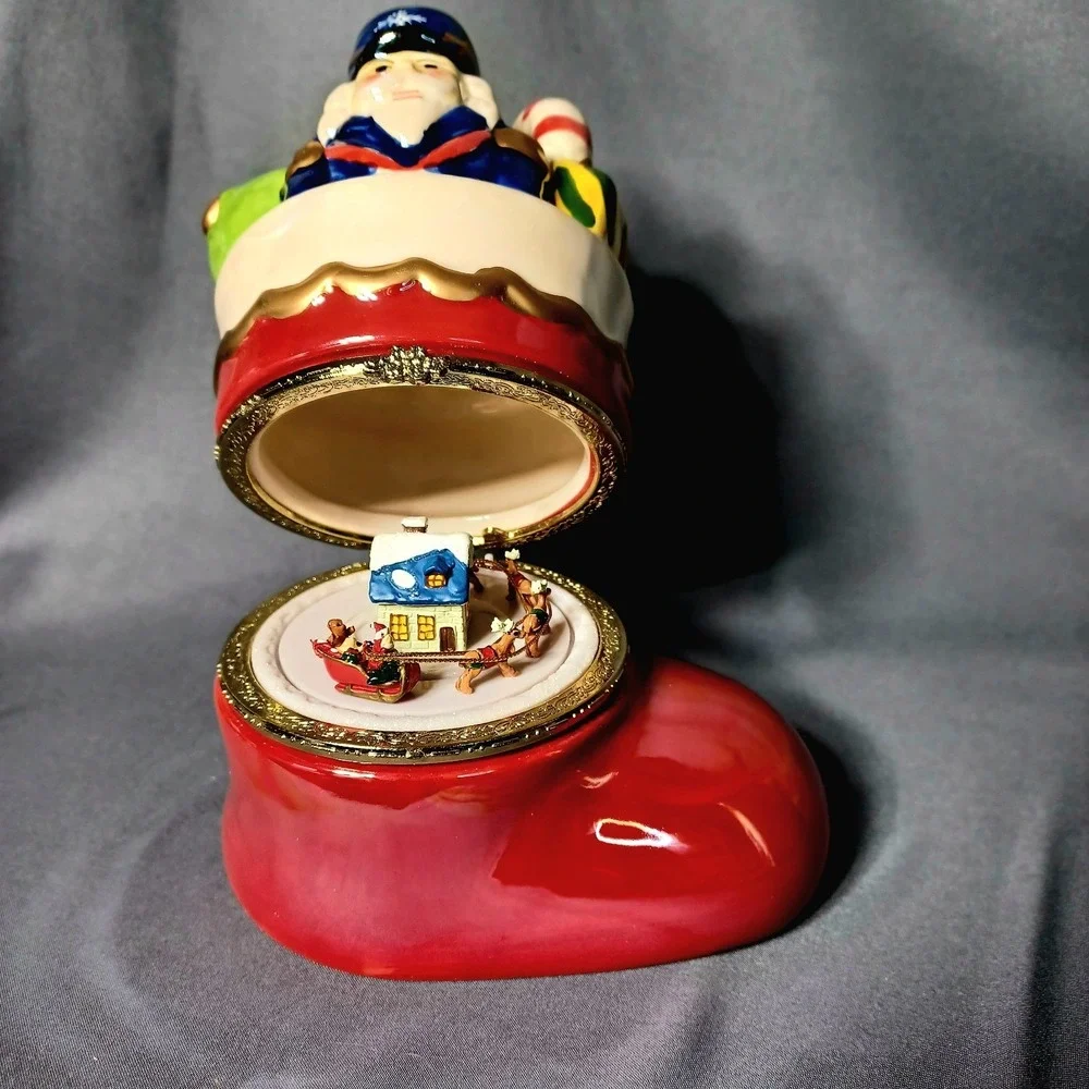 Cracker Barrel Mr. Christmas Red Stocking Porcelain‎ Hinged Animated Music Box